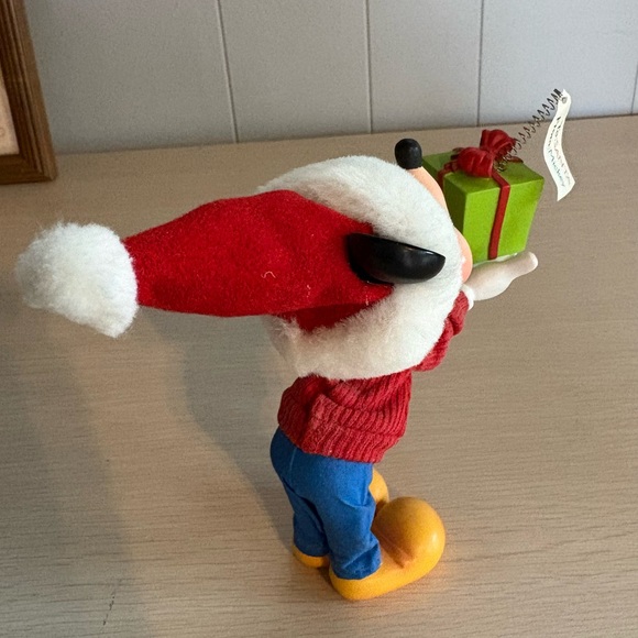 NWT Clothtique Walt Disney Showcase Collection “To Santa, From Mickey” Figurines - Picture 8 of 8
